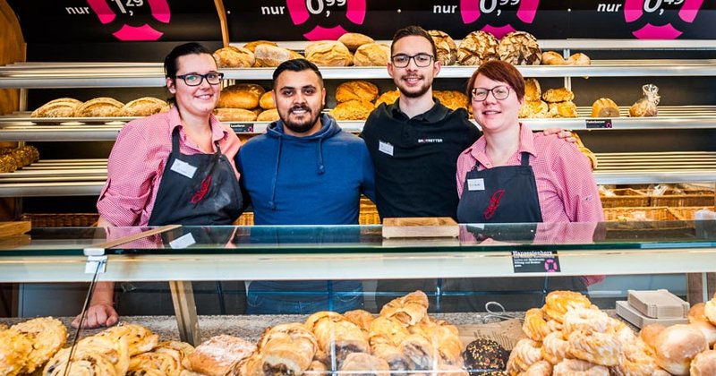 Hoch motiviert: 250 Brot gehen bei der BrotRetter-Crew in Lohbrügge täglich über den Tresen