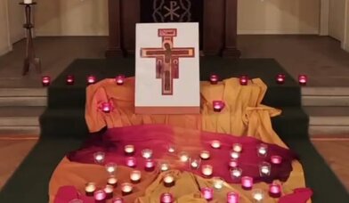 Tücher vor Altar im Kirchsaal Hagen, mit Sandschale, Teelichtern, Bild Kreuz + Jesus - Copyright: ©Sabine Chr. Lübke