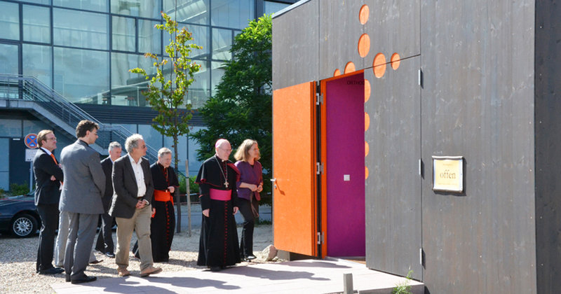 Offen für Menschen aller Konfessionen - eine Foto der Kapelle aus dem Jahr 2011