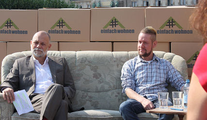 Dirk Ahrens, Landespastor der Diakonie Hamburg (links) und Oliver Brüggemann, derzeit Wohnungssuchend (rechts) bei der Pressekonferenz zur Kampagne #einfachwohnen - Copyright: © Hagen Grützmacher