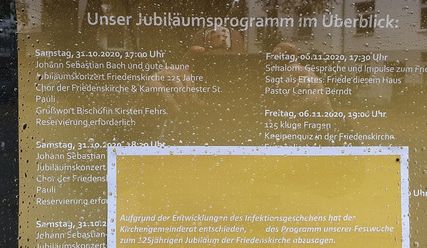 Die traurige Botschaft im Schaukasten der Friedenskirche Altona: die Festwoche musste abgesagt werden - Copyright: © Hagen Grützmacher