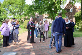 Nach dem Gottesdienst vor der Kirche