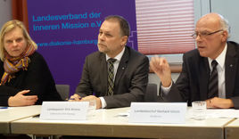 Flüchtlingspastorin Dietlind Jochims, Diakonie-Chef Dirk Ahrens und Landesbischof Gerhard Ulrich - Copyright: Sabine Henning/kirche-hamburg.de