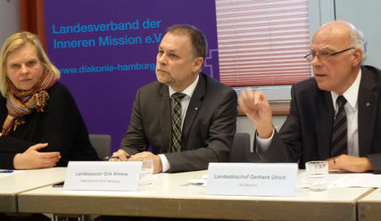 Flüchtlingspastorin Dietlind Jochims, Diakonie-Chef Dirk Ahrens und Landesbischof Gerhard Ulrich - Copyright: Sabine Henning/kirche-hamburg.de