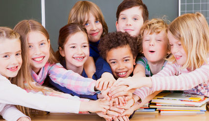 Hand in Hand groß werden in der Schule - Copyright: drubig-foto/fotolia