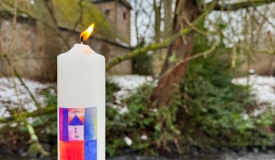 Taufkerze vor der Alt-Rahlstedter Kirche - Copyright: Helen Kretzschmar