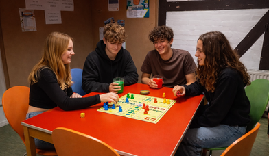 Jugendliche spielen Mensch-Ärgere-Dich-Nicht - Copyright: Nils Bosecke, teilweise KI generiert