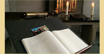 Viele Besucher von St. Petri geben ihrer Trauer im Kondolenzbuch Ausdruck - Copyright: Hauptkirche St. Petri