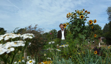 Pastor im Paradies: Björn Begas hatte die Idee zum Garten. Wachsen konnte der dank vieler engagierter Menschen - Copyright: Sabine Henning/kirche-hamburg.de