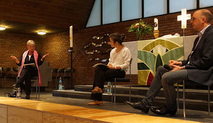 Bischöfin Kirsten Fehrs, taz-Redakteurin Friederike Gräff und Politiker Niels Annen - Copyright: Yvonne Nadler