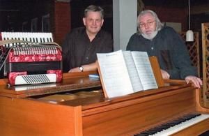 Leonid und Jurek Lamorski als Akkordeonist und Pianist