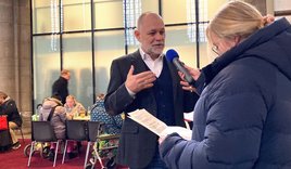 Dirk Ahrens beim Projekt „Mittagessen für alle“ in St. Petri - Copyright: Julia Alfringhaus