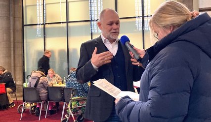 Dirk Ahrens beim Projekt „Mittagessen für alle“ in St. Petri - Copyright: Julia Alfringhaus