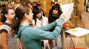 Jugendliche in der Anne-Frank-Ausstellung (Berlin)  Foto: Anne Frank Zentrum - Copyright: Anne Frank Zentrum