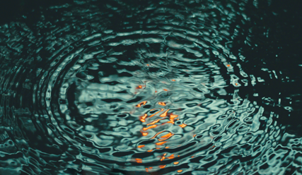 Der Schein der Taufkerze bricht sich im Taufwasser - Copyright: Creative Commons