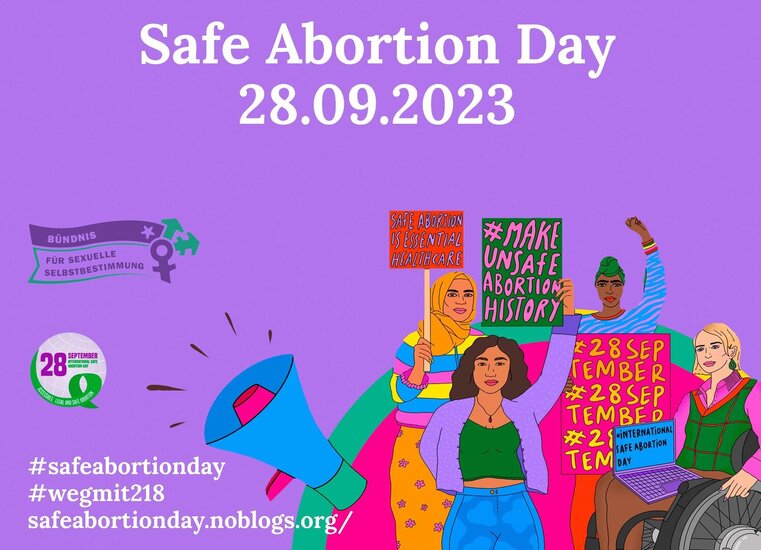 Frauen mit Plakaten Safe Abortion Day
