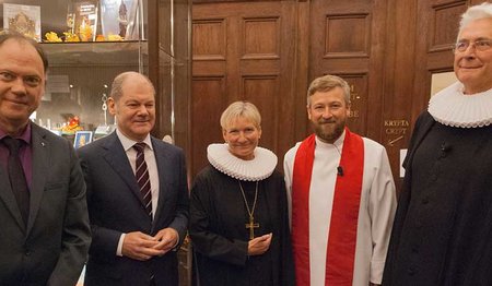 Nordkirchen-Präses Andreas Tietze, Erster Bürgermeister Olaf Scholz, Bischöfin Kirsten Fehrs, Archdeacon of Cambridge Alex Hughes, Hauptpastor Alexander Röder (v.l.) © Astrid Pongs 