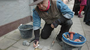 Künstler Gunter Demnig verlegt einen Stoplerstein - Foto: Andreas-M. Petersen - Copyright: Andreas-M. Petersen