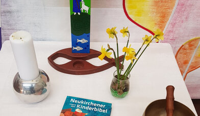 Kinderaltar - Kreuz, Kinderbibel, Klangschale, Kerze, Blumen - Copyright: Renate Ott-Filenius