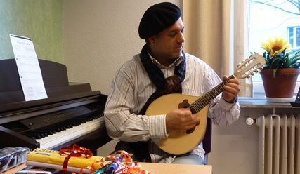 Die Mandoline stimmen und Schokolade schenken - Ali Shibly vor der Probe