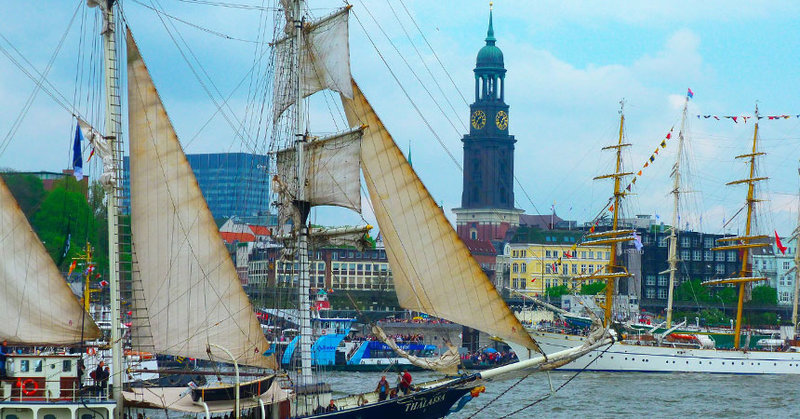 Traditionssegler auf dem Hafengeburtstag in Hamburg