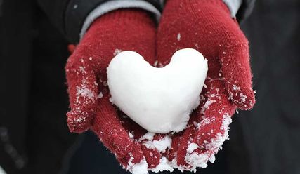 Herz aus Schnee - Copyright: Mara Ket / Unsplash.com