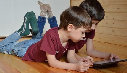 Zwei Kinder schauen auf ein Tablet - Copyright: © Pixabay.com