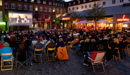 Sommerkino open air auf dem Alsterdorfer Marktplatz - Copyright: Evangelische Stiftung Alsterdorf