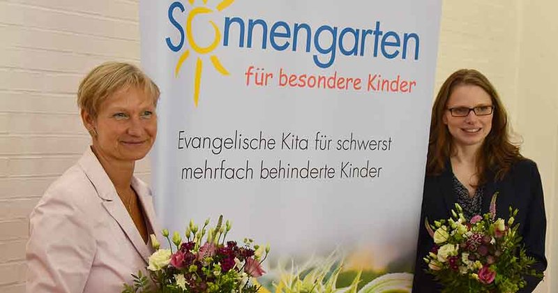 Bischöfin Kirsten Fehrs (links) besucht die Kita Sonnengarten gemeinsam mit Sozialsenatorin Melanie Leonhard