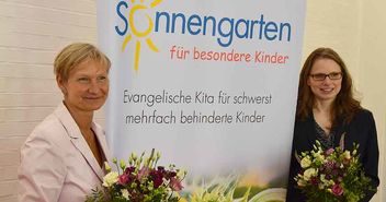Bischöfin Kirsten Fehrs (links) besucht die Kita Sonnengarten gemeinsam mit Sozialsenatorin Melanie Leonhard - Copyright: Ines Hansla / kirche-hamburg.de