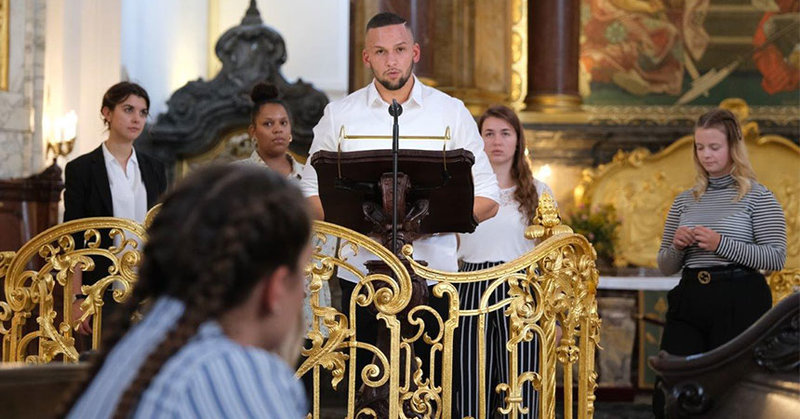 Beim Gottesdienst wirken viele Azubis auch selbst mit, wie hier bei dieser Lesung mit Christopher.