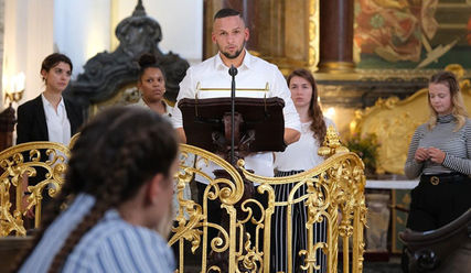 Beim Gottesdienst wirken viele Azubis auch selbst mit, wie hier bei dieser Lesung mit Christopher. - Copyright: © S. Wallocha/St. Michaelis