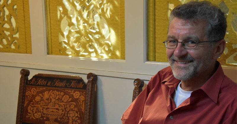 Beliebte Kirche auch für Brautpaare: Andreas Baldenius auf einem der Vierländer Hochzeitsstühle
