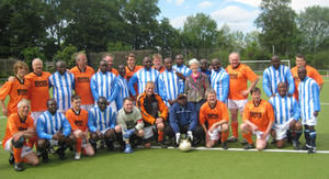 Himmlische Kicker mit dem Team afrikanischer Pastoren