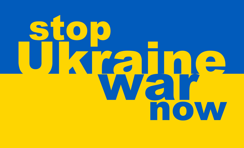Schriftzug stop ukraine war now auf ukrainischer Flagge