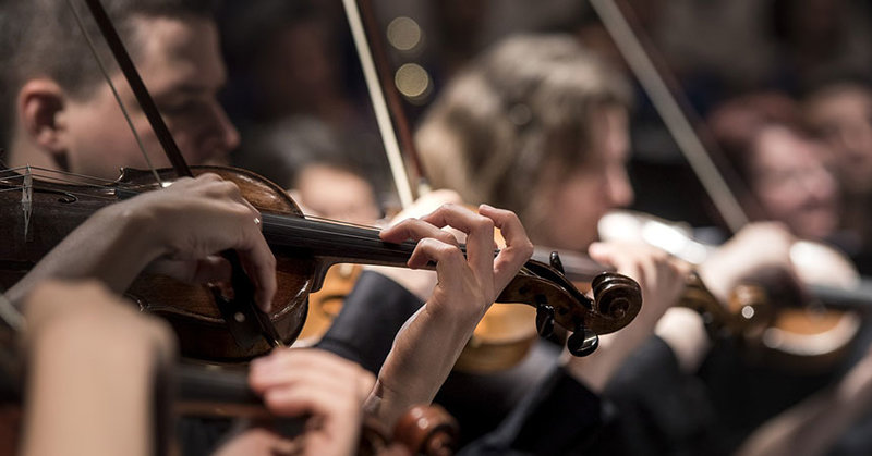 Streicher in einem Orchester