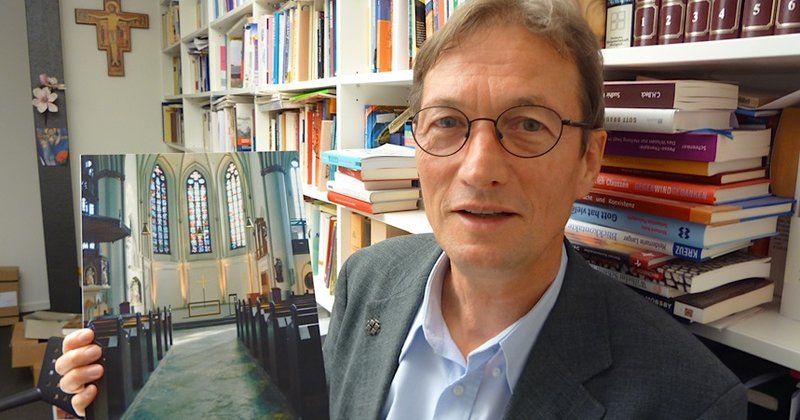 Gerade noch fertig geworden: Störmer mit einem Foto des neugestalteten Altarraums