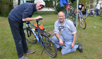 Tim Löschenkohl (l.) repariert mit Michael Schlegel dessen Fahrrad - Copyright: Anna-Lena Klaus