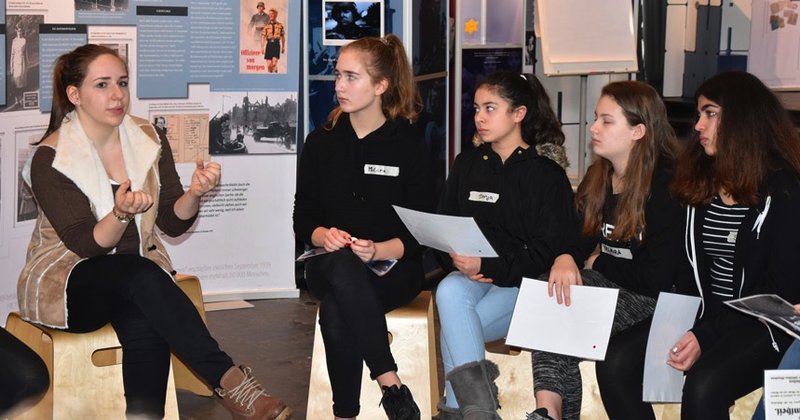Sarah Hanisch (li.) begleitet die Schülerinnen durch die Ausstellung