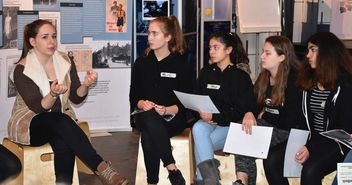 Sarah Hanisch (li.) begleitet die Schülerinnen durch die Ausstellung - Copyright: Lucas Stoppel