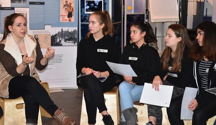 Sarah Hanisch (li.) begleitet die Schülerinnen durch die Ausstellung - Copyright: Lucas Stoppel