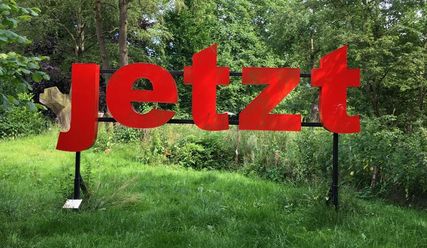 'jetzt' – dieses Wort empfängt Besucher bei ihrer Ankunft - Copyright: Sabine Henning/kirche-hamburg.de