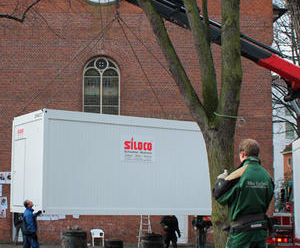 Container an der St. Paulikirche  Foto: Julia Reiss/epd - Copyright: Julia Reiss/epd