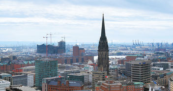 Der höchste Kirchturm Hamburgs – Mahnmal St. Nikolai - Copyright: Mikhail Markovskiy / fotolia.de