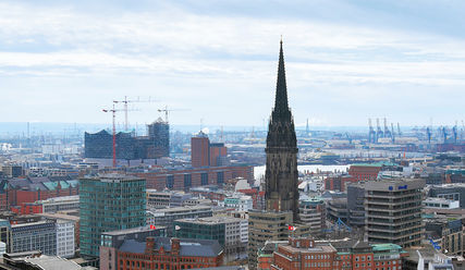 Der höchste Kirchturm Hamburgs – Mahnmal St. Nikolai - Copyright: Mikhail Markovskiy / fotolia.de
