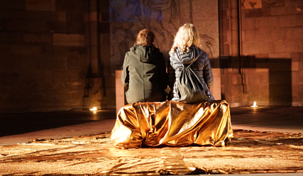 Auf Gottes goldenem Thron ist Platz für zwei – die Installation von Petra Kilian im Mahnmal St. Nikolai - Copyright: Sabine Henning