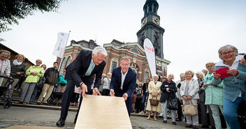 Hauptpastor Alexander Röder und Haspa-Vorstandssprecher Harald Vogelsang lassen eine neue Micheltafel in den Boden ein. - © R. Fuhrmann  - Copyright: R. Fuhrmann 