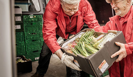 Zwei Ehrenamtliche beladen einen Sprinter mit Lebensmittelspenden - Copyright: © Tafel Deutschland e.V / Dagmar Schwelle