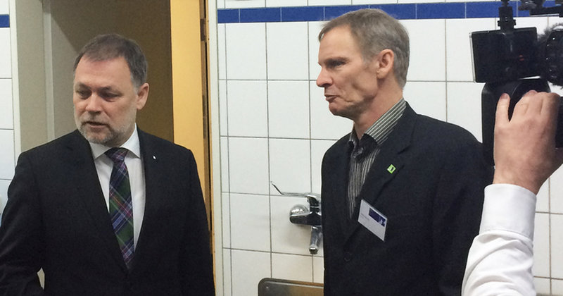 Diakoniepastor Dirk Ahrens (links) bei einem Besuch der Tagesaufenthaltsstätte Herz As