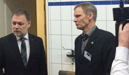 Diakoniepastor Dirk Ahrens (links) bei einem Besuch der Tagesaufenthaltsstätte Herz As - Copyright: diakonie-hamburg.de